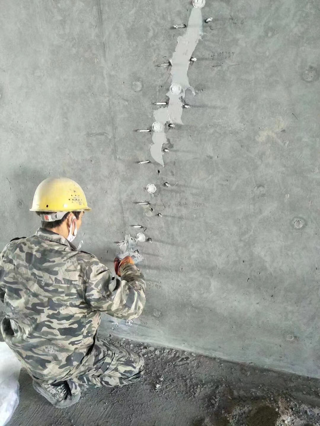 伊春混凝土楼板裂缝加固施工的方案